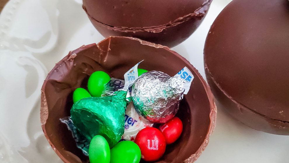DIY Breakable Chocolate Ball with Candy Inside (With Video)